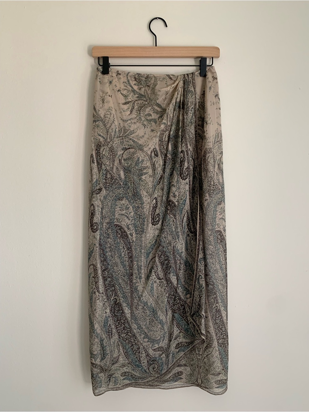 Emanuel Ungaro 100% Silk Cream Paisley Maxi Skirt with Sage Accents Size 6/40